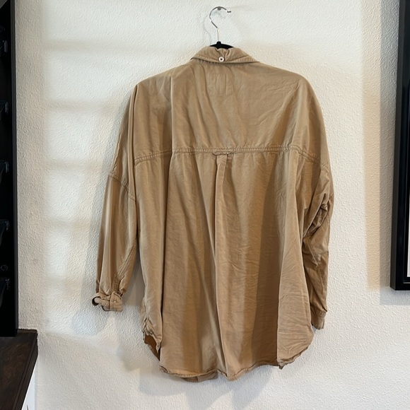 American Eagle oversize button down shirt in camel color - Picture 2 of 3